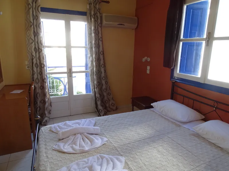Room, Mariona, Samos