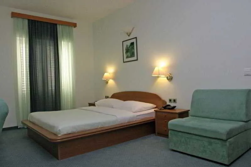 Room, Conte, Split