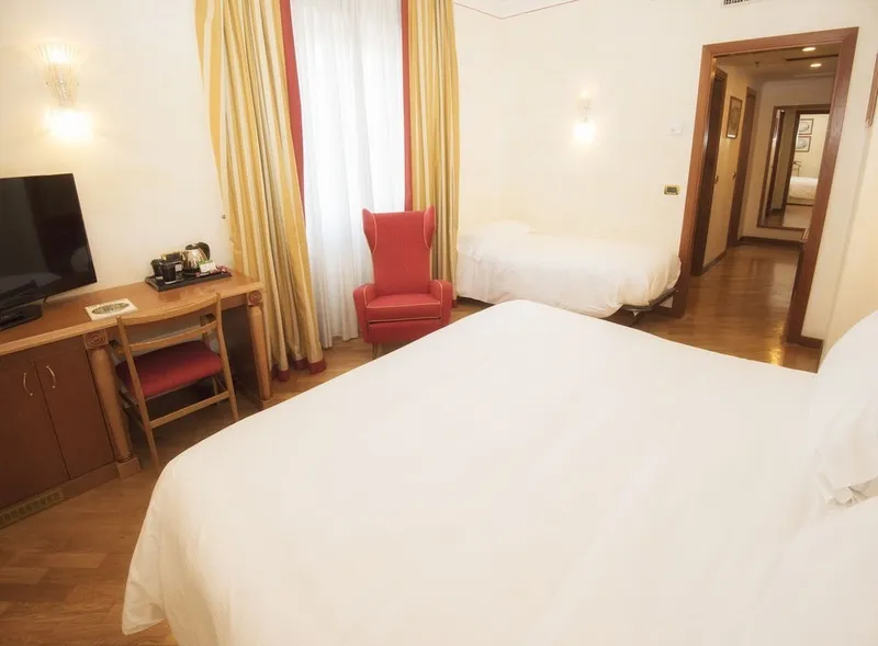FAMILY ROOM DELUXE Room, Renaissance Naples Mediterraneo, Naples