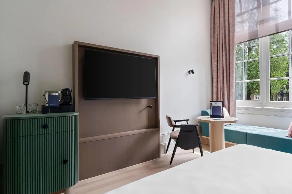 DOUBLE DELUXE QUEEN BED Room, College Hotel Amsterdam, Autograph Collection, Amsterdam