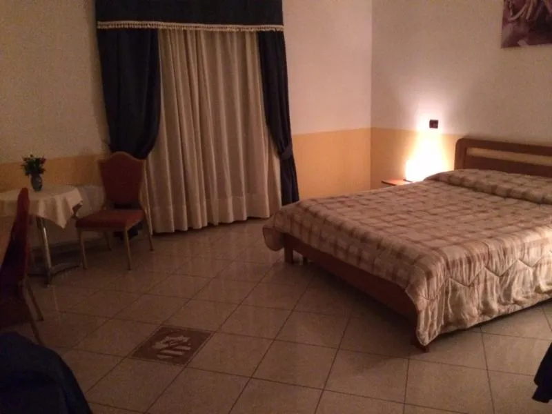 QUADRUPLE STANDARD Room, Royal Hotel Montevergine, Naples