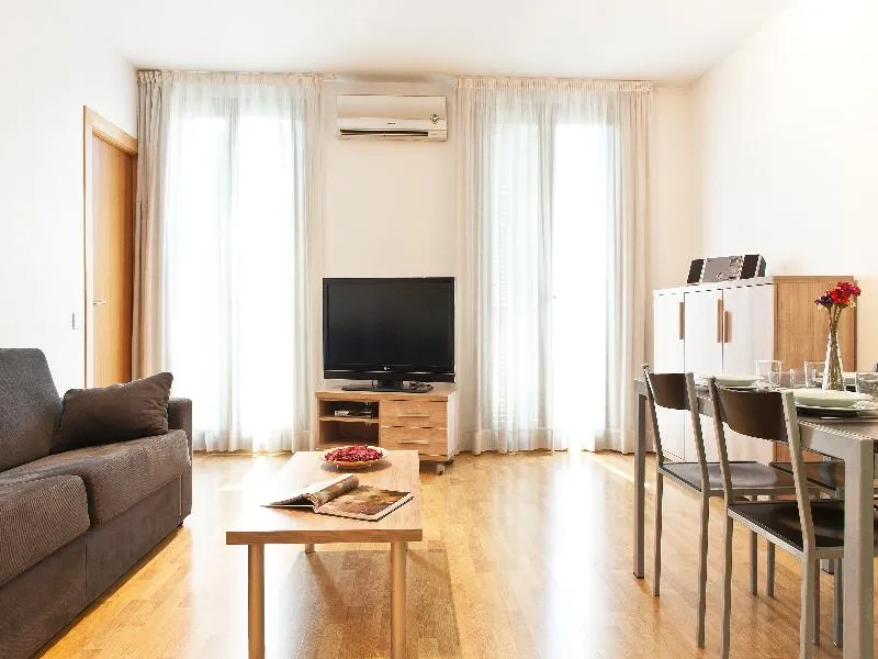 APARTMENT CAPACITY 2 TWO BEDROOMS Room, MH Apartments S. Familia, Barcelona