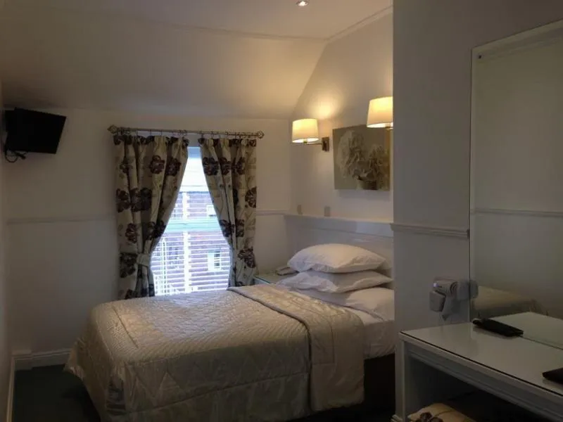 Room, Dergvale, Dublin