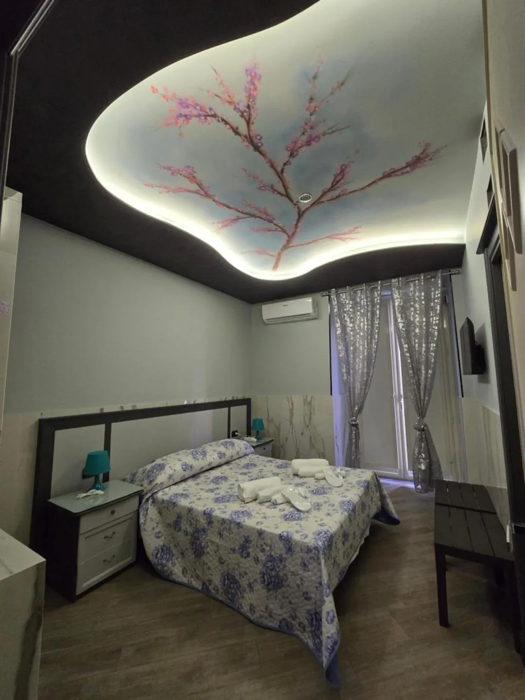 DOUBLE SUPERIOR KING BED Room, Iris, Naples