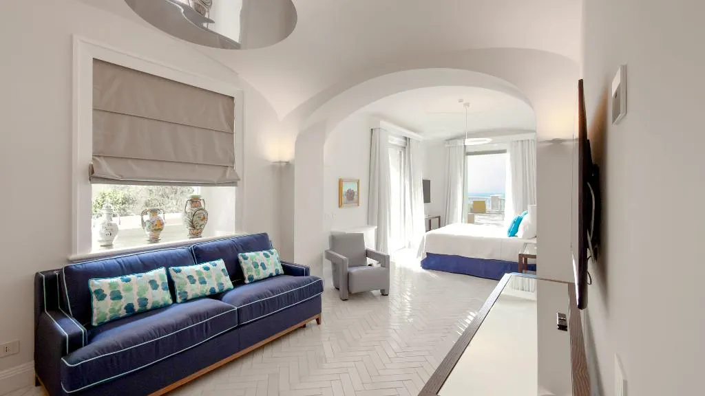 SUITE SEA VIEW WITH TERRACE Room, Grand Hotel Europa Palace, Naples