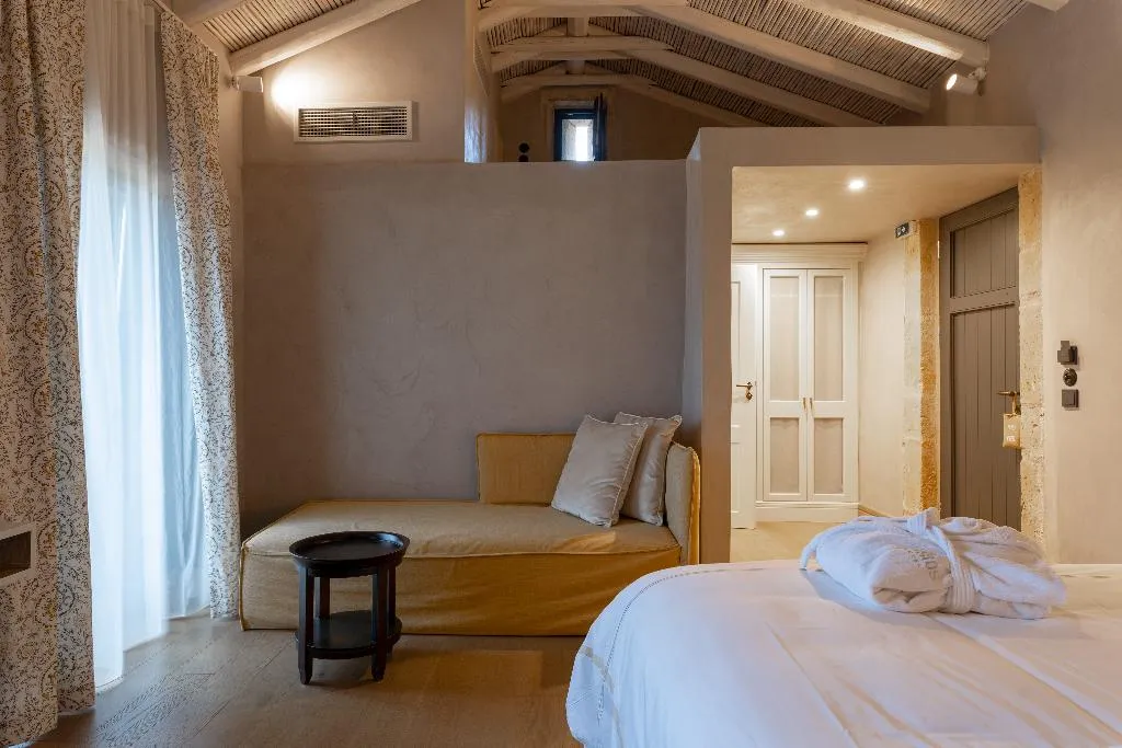 JUNIOR SUITE DELUXE ONE BED Room, Alistos Hotel, Athens