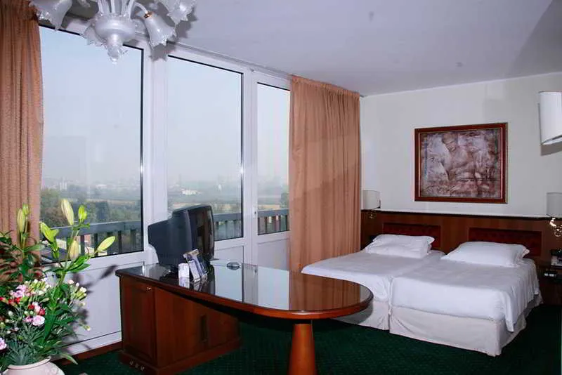 Room, Alga, Milan