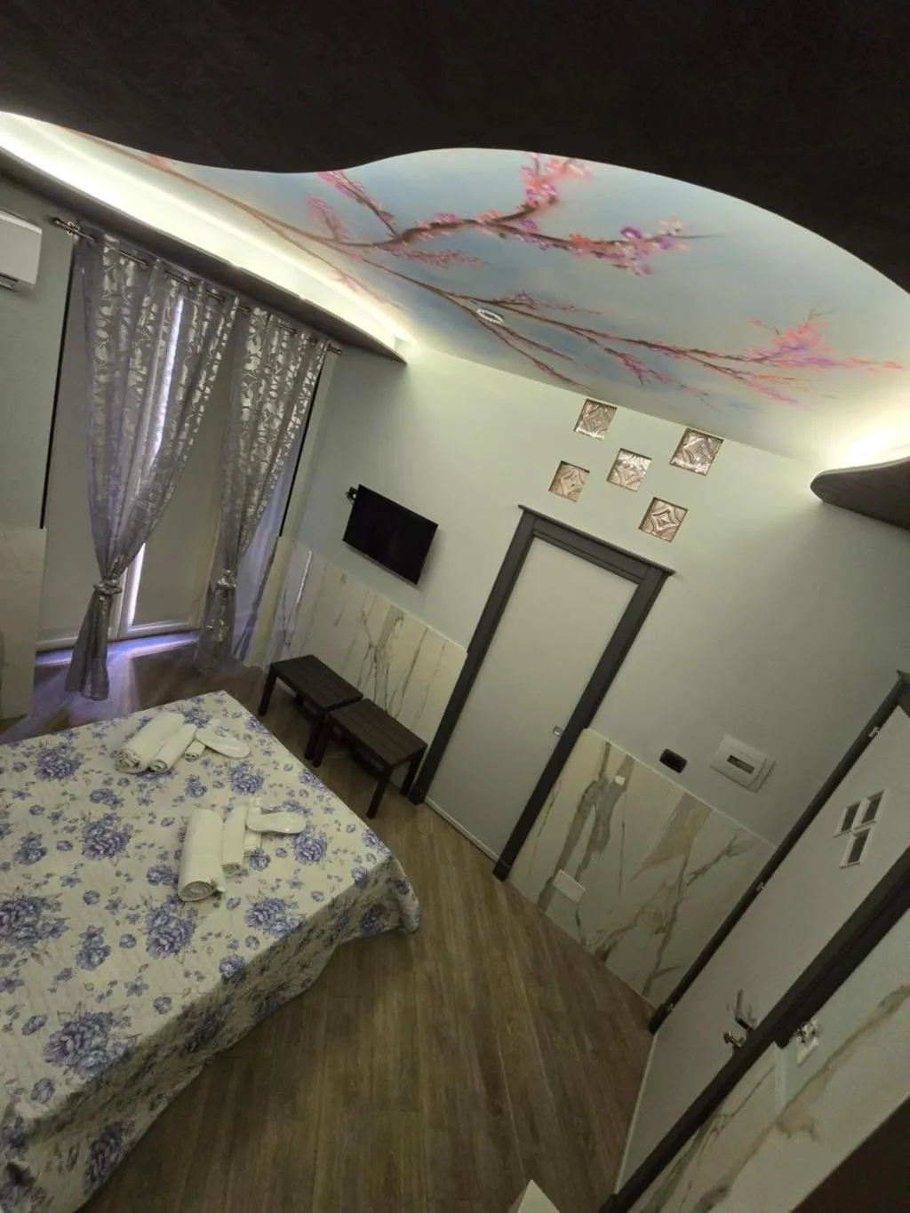DOUBLE SUPERIOR KING BED Room, Iris, Naples