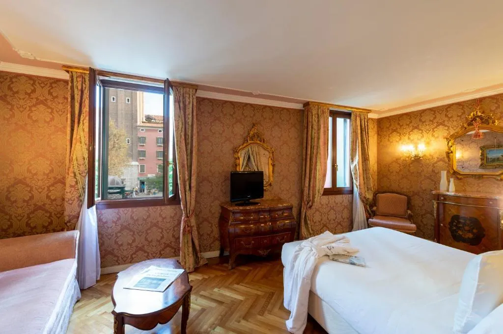 Double or Twin DELUXE CANAL VIEW Room, Antico Doge - a Member of Elizabeth Hotel, Venice