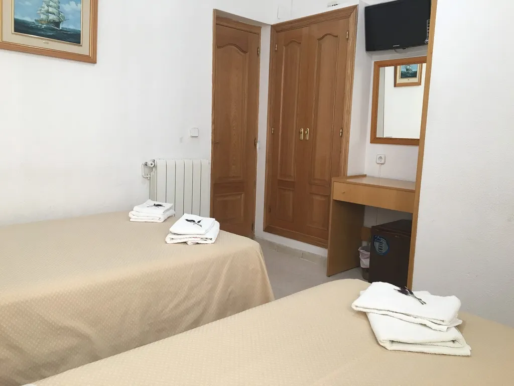 TRIPLE STANDARD Room, Hostal Residencia Lido, Madrid