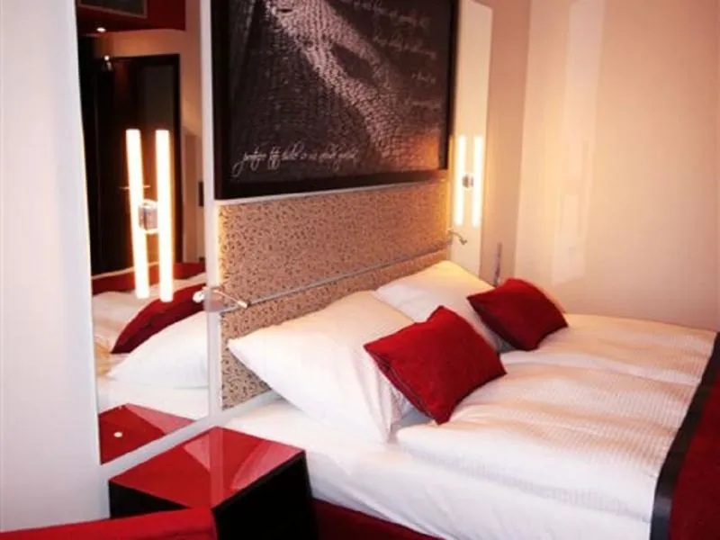 SINGLE STANDARD Room, Red & Blue Design, Prague