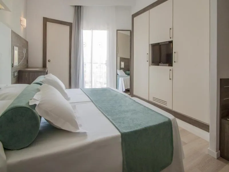 Room, FERGUS Bermudas, Majorca