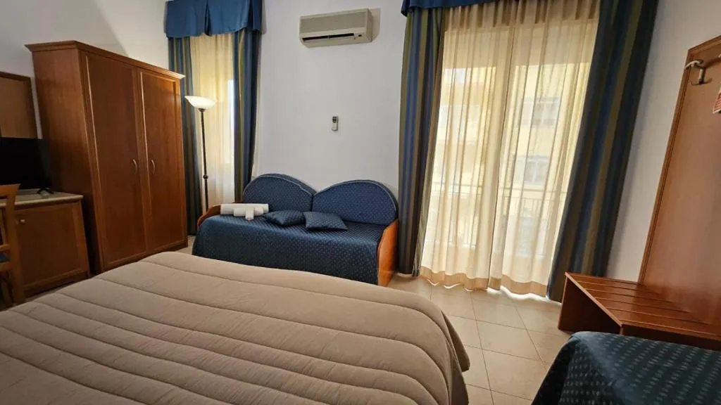QUADRUPLE WITH BALCONY Room, GH Hotel & Restaurant, Palermo
