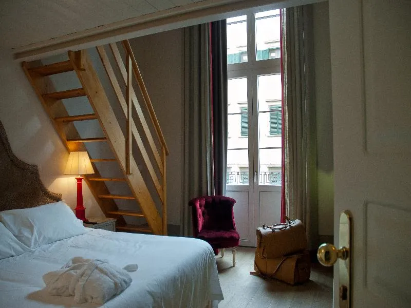 QUADRUPLE CITY VIEW Room, Black 5 Florence Suite, Florence