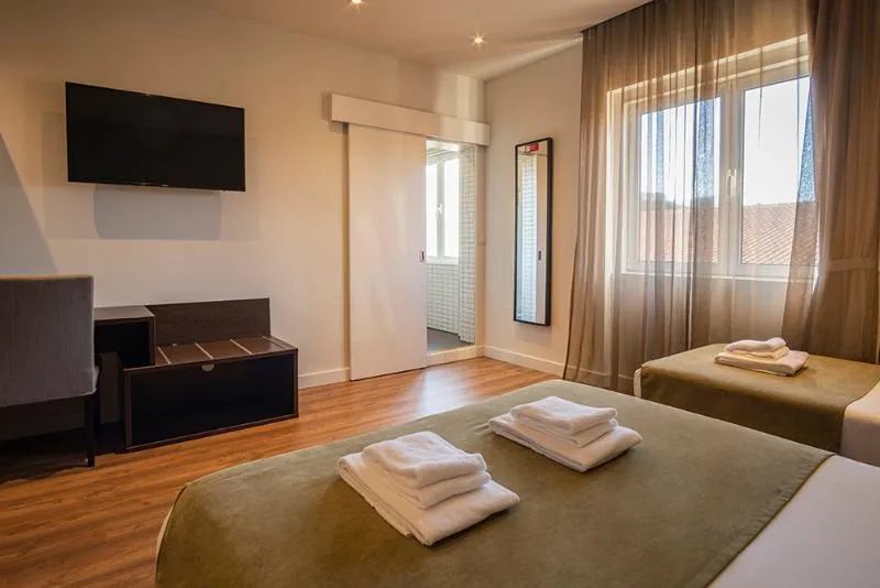 FAMILY ROOM STANDARD Room, Riversuites, Porto