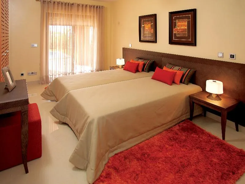 VILLA THREE BEDROOMS Room, Amendoeira Golf Resort, Algarve
