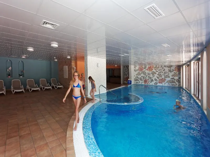 Pool, Kristal, Varna