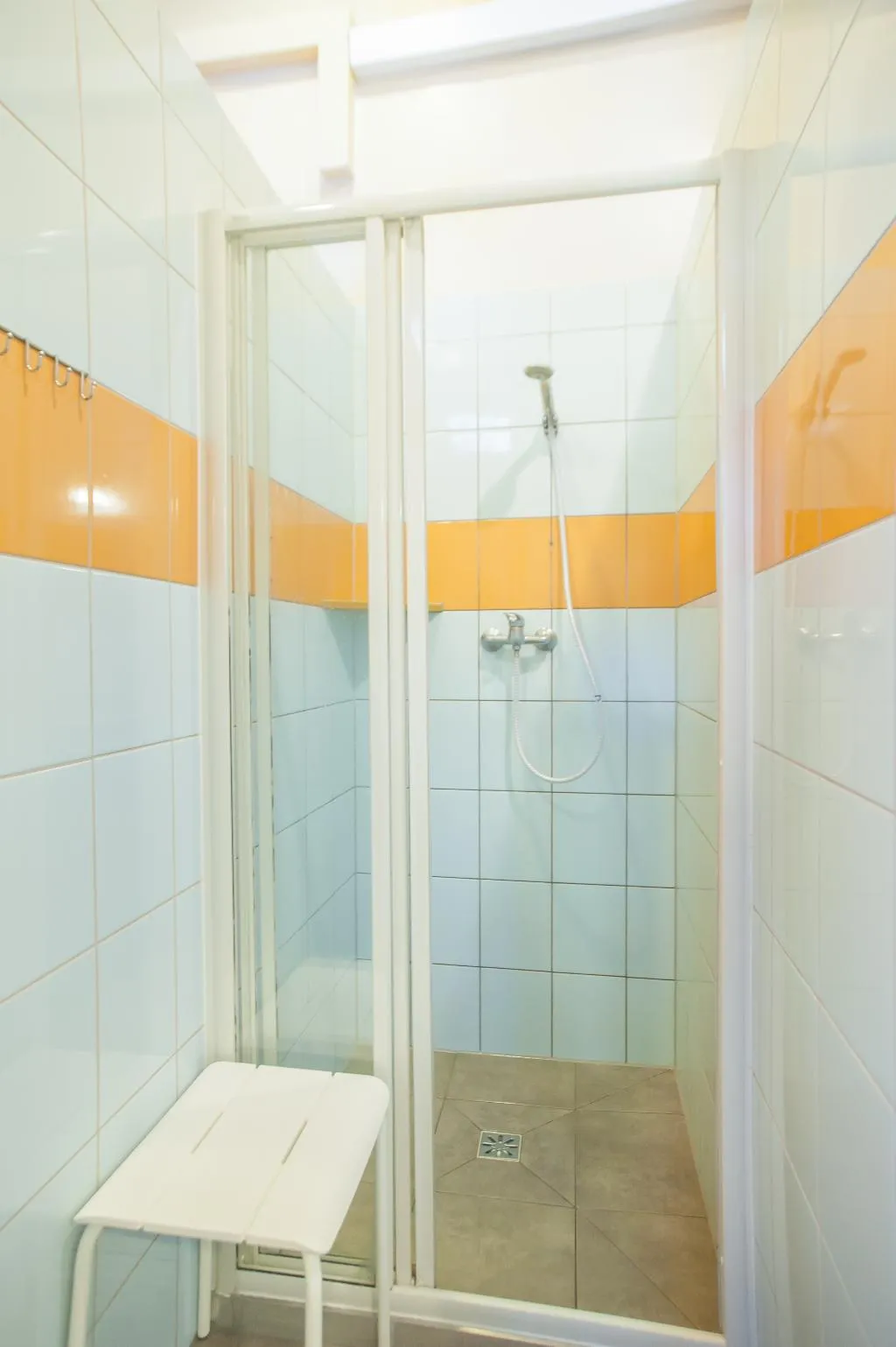 Room CAPACITY 6 WITH SHARED BATHROOM Room, Dizzy Daisy Hostel, Krakow