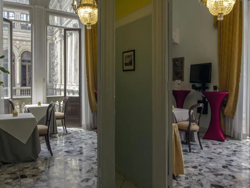 Restaurant, B&B Art Suite Santa Brigida, Naples