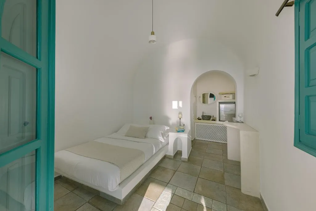 DOUBLE WITHOUT BALCONY Room, Afroessa Hotel, Santorini