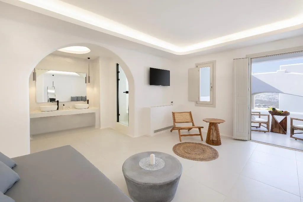 SUITE DELUXE GARDEN VIEW Room, Zannos Melathron Hotel By Omilos Hotels, Santorini