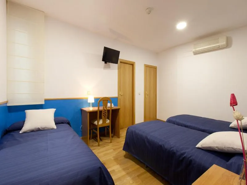 TRIPLE STANDARD Room, Hostal Montaloya, Madrid