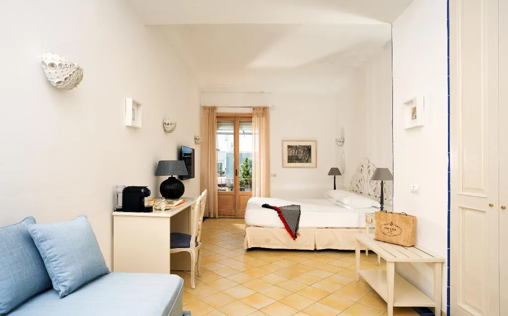 JUNIOR SUITE GARDEN VIEW WITH BALCONY Room, Casa Mariantonia, Naples