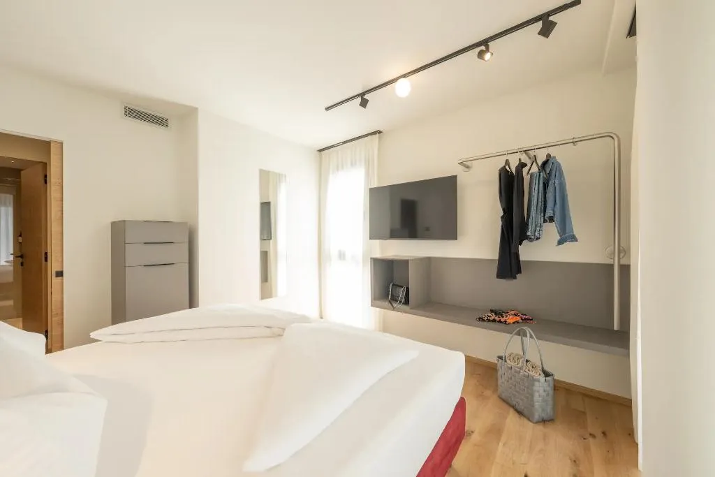 APARTMENT TWO BEDROOMS WITH TERRACE Room, Ètra Suites & Apartments, Milan