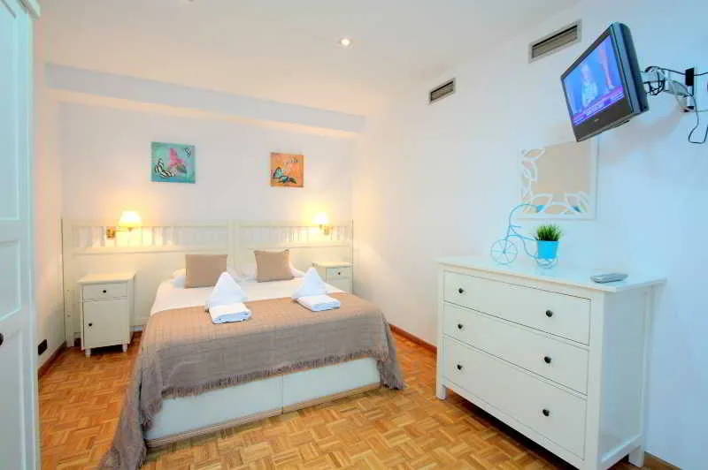 APARTMENT CAPACITY 6 TWO BEDROOMS Room, Gaudi Residence, Barcelona