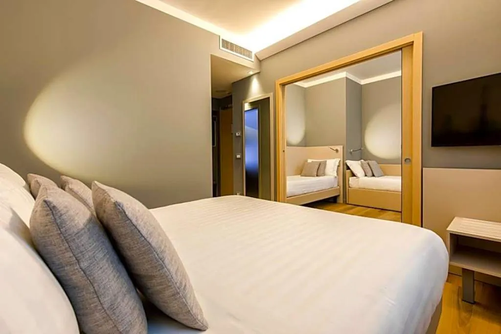 QUADRUPLE SUPERIOR Room, 43 Station Hotel, Milan