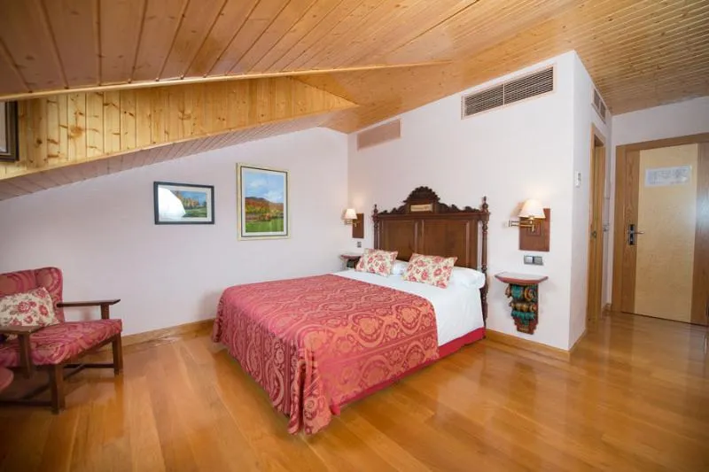 JUNIOR SUITE DELUXE ONE BED Room, Hospederia La Canada, Madrid