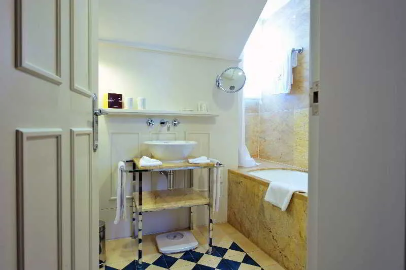 SINGLE STANDARD Room, Bairro Alto, Lisbon