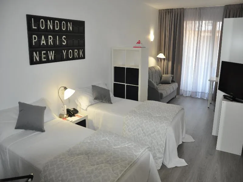 FAMILY ROOM STANDARD Room, Aparthotel Atenea Calabria, Barcelona