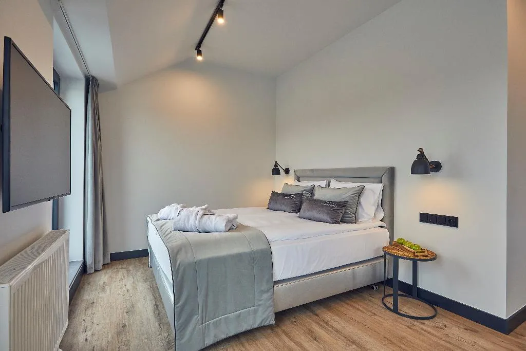 SUITE CAPACITY 3 Room, The Bridge Suites, Krakow