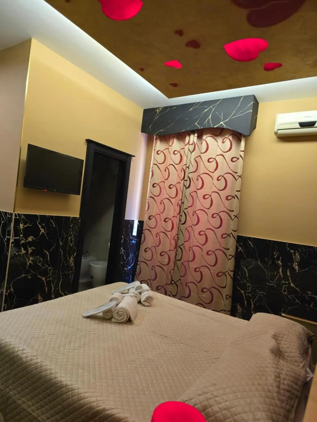 DOUBLE SUPERIOR KING BED Room, Iris, Naples