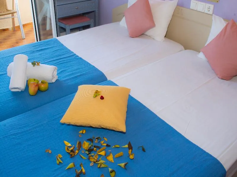 Room, Nikos, Crete