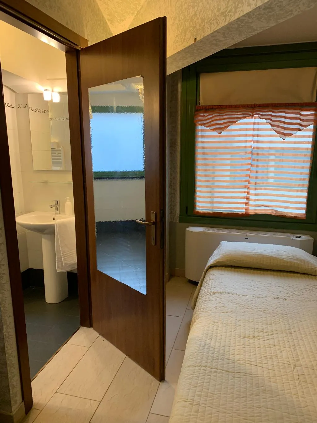 STUDIO CAPACITY 3 Room, Gemini City Centre Studios, Florence