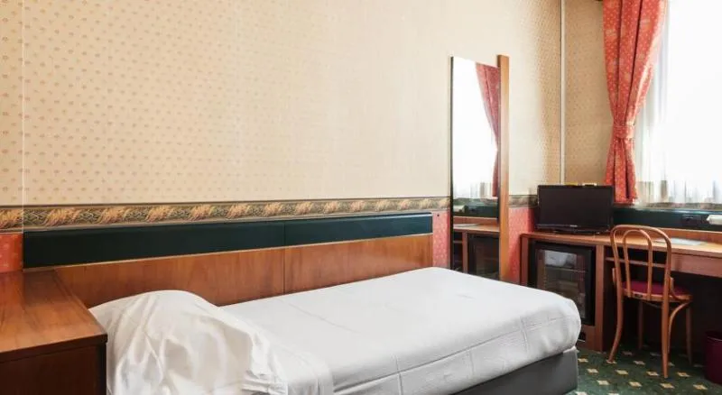 SINGLE STANDARD Room, Hotel Des Etrangers, Milan