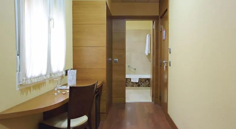 DOUBLE STANDARD Room, Sterling, Madrid