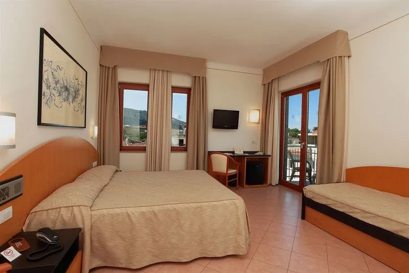 TRIPLE STANDARD Room, Caravel, Naples
