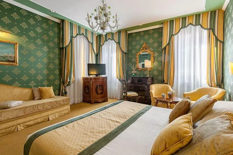 DOUBLE SUPERIOR WITH VIEWS Room, Ca' dei Conti, Venice