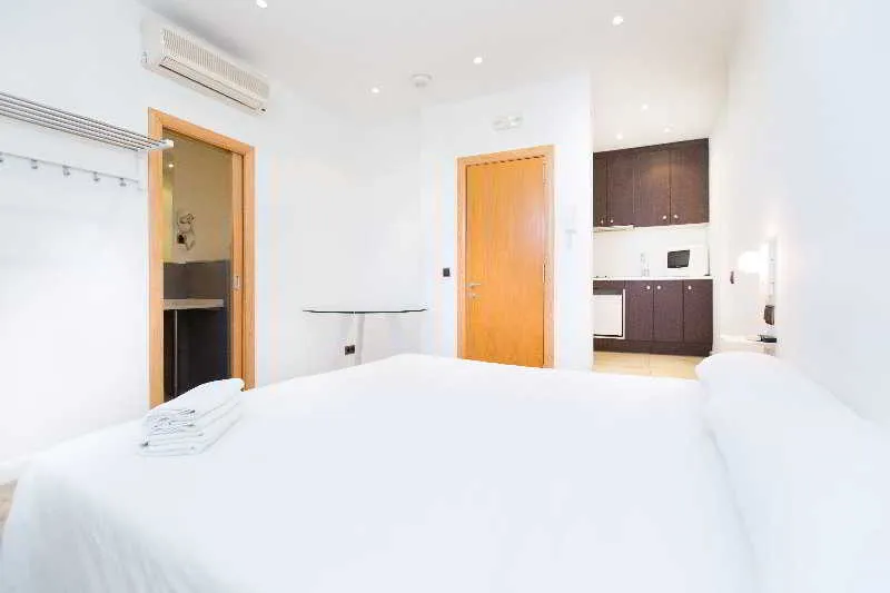 STUDIO STANDARD Room, AinB Las Ramblas-Colón Apartments, Barcelona