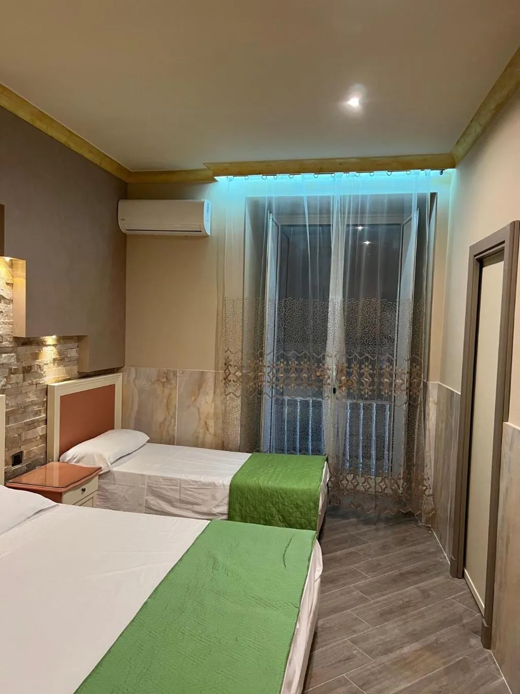 QUADRUPLE STANDARD Room, Iris, Naples