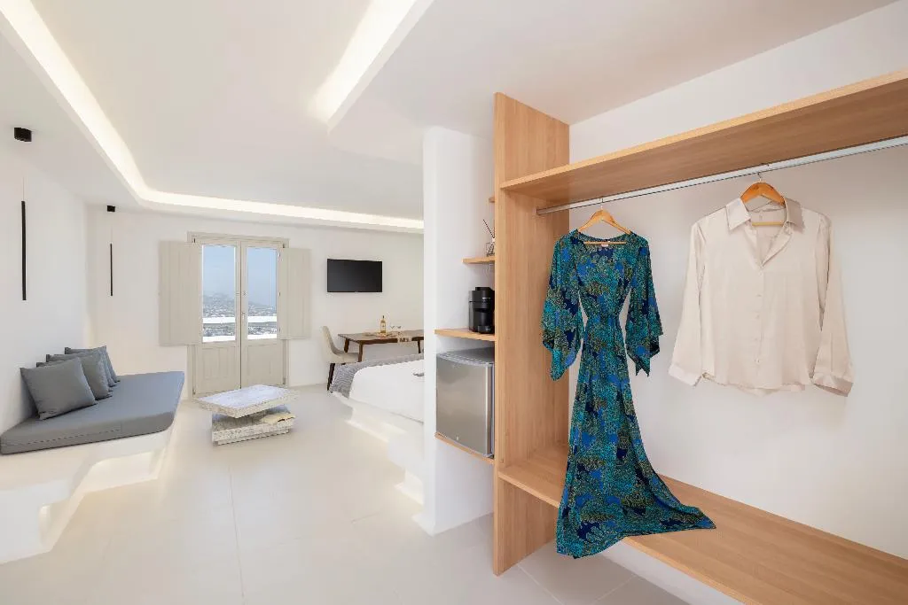 SUITE DELUXE GARDEN VIEW Room, Zannos Melathron Hotel By Omilos Hotels, Santorini