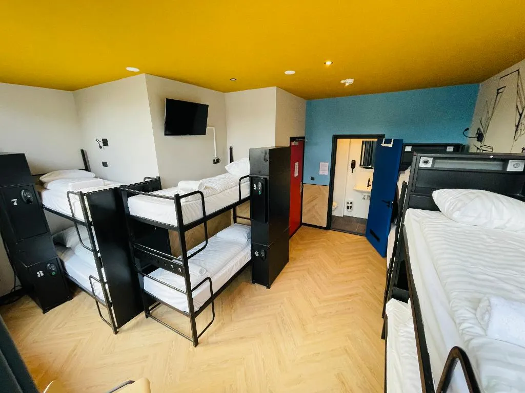 Room CAPACITY 8 Room, Heart Of Amsterdam, Amsterdam