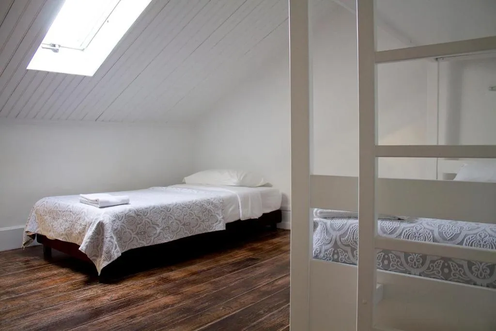 Bed in dormitory WITH SHARED BATHROOM Room, WW Hostel & Suites, Porto