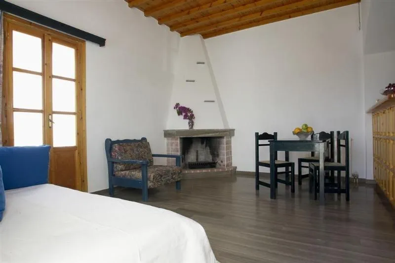 STUDIO CAPACITY 4 Room, Ibiscus Village Studios, Mykonos