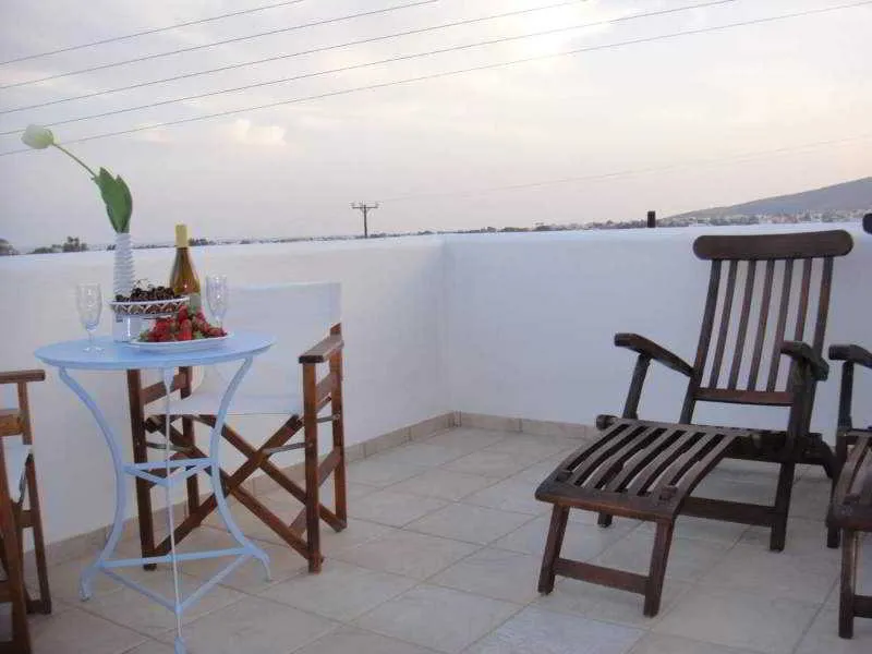 Room, Sweet Tweet, Santorini