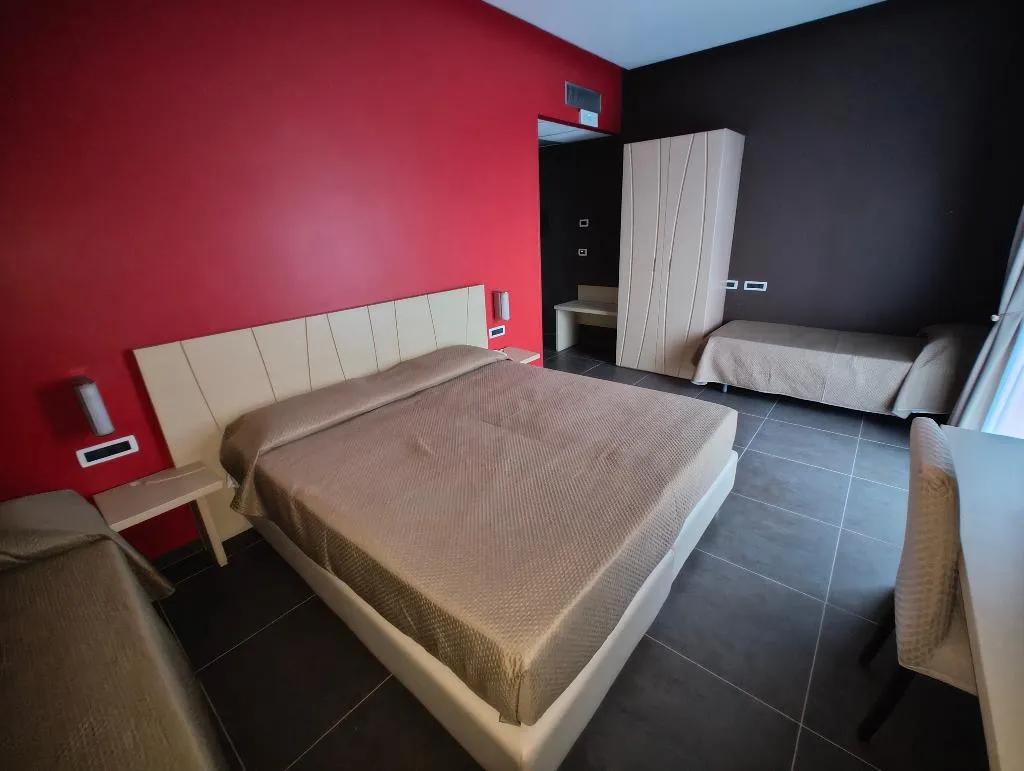 Room, Sunrise Hotel, Naples