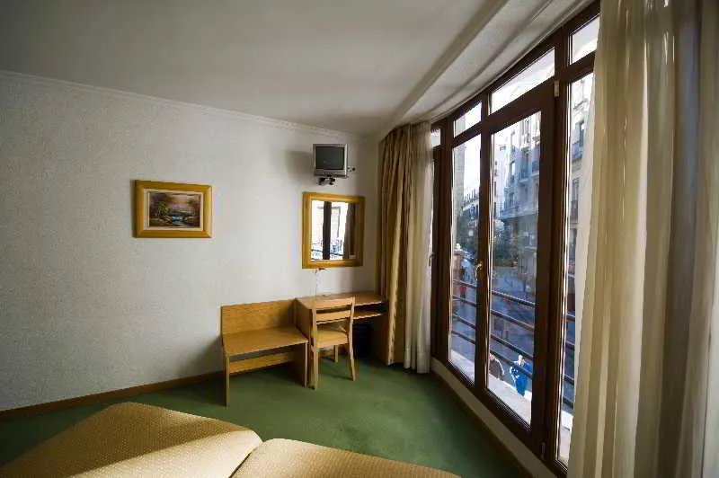 Room, Madrisol, Madrid